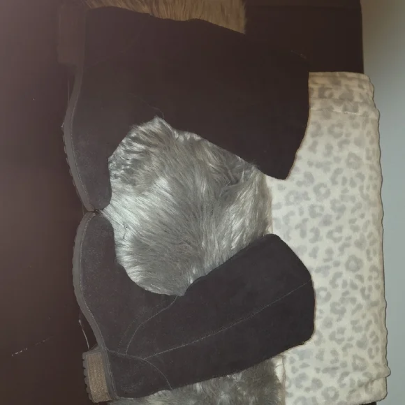 UGG Women's Black Winter Boots - Picture 16 of 16